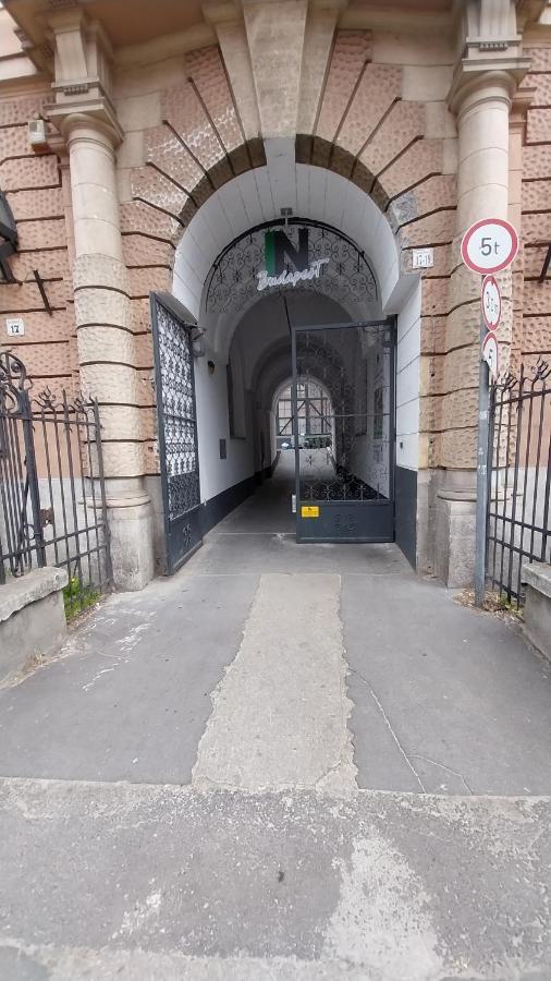 Peaceful Basement Apartment With Terrace & Free Gym Budapest Esterno foto